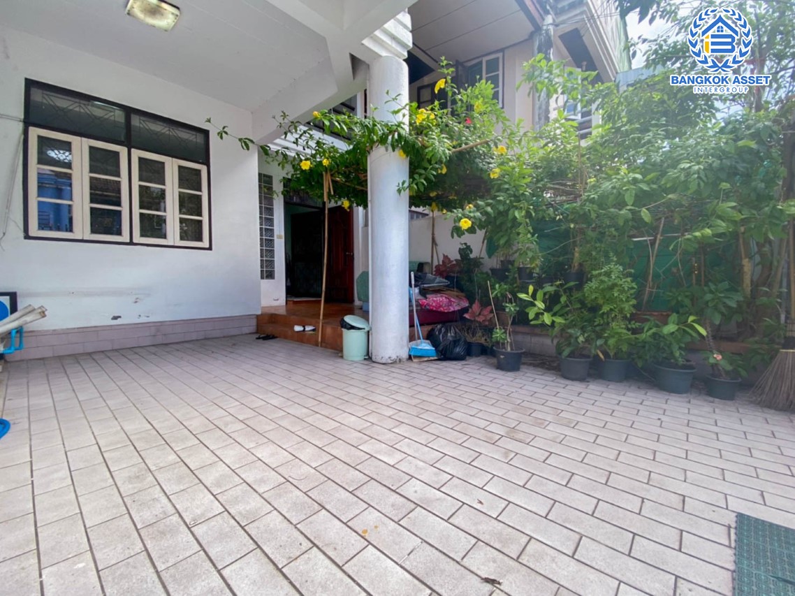 *****ทาวน์เฮ้าส์มือสอง ม.บดินทรรักษา2 คู้บอน เนื้อที่กว้าง 23.70 ตร.ว. ฟังก์ชัน 3 ห้องนอน 2 ห้องน้ำ 1 ที่จอดรถ ภายในสภาพสวย พร้อมเข้าอยู่ โครงการตั้งบนทำเลดี เชื่อมต่อถนนคู้บอน ใกล้รถไฟฟ้าสายสีเขียว "สถานีวัดพระศรีมหาธาตุ" และจุดขึ้นทางด่วน "จตุโชติ" จองเลย